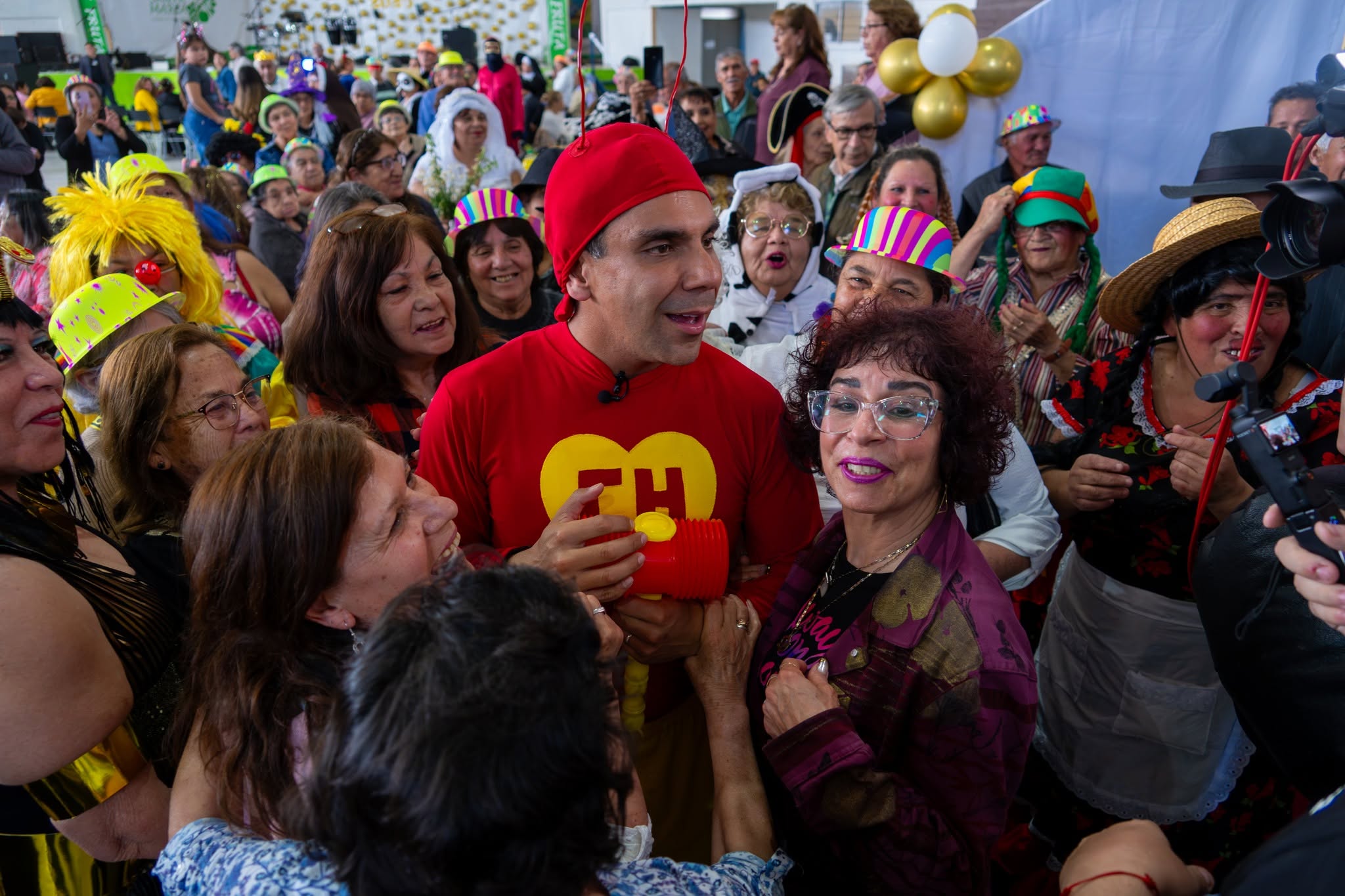 Municipio de Santa Maria cierra el mes del adulto myor con masiva jornada “Primavera de Oro” y la visita de Chilevisión.