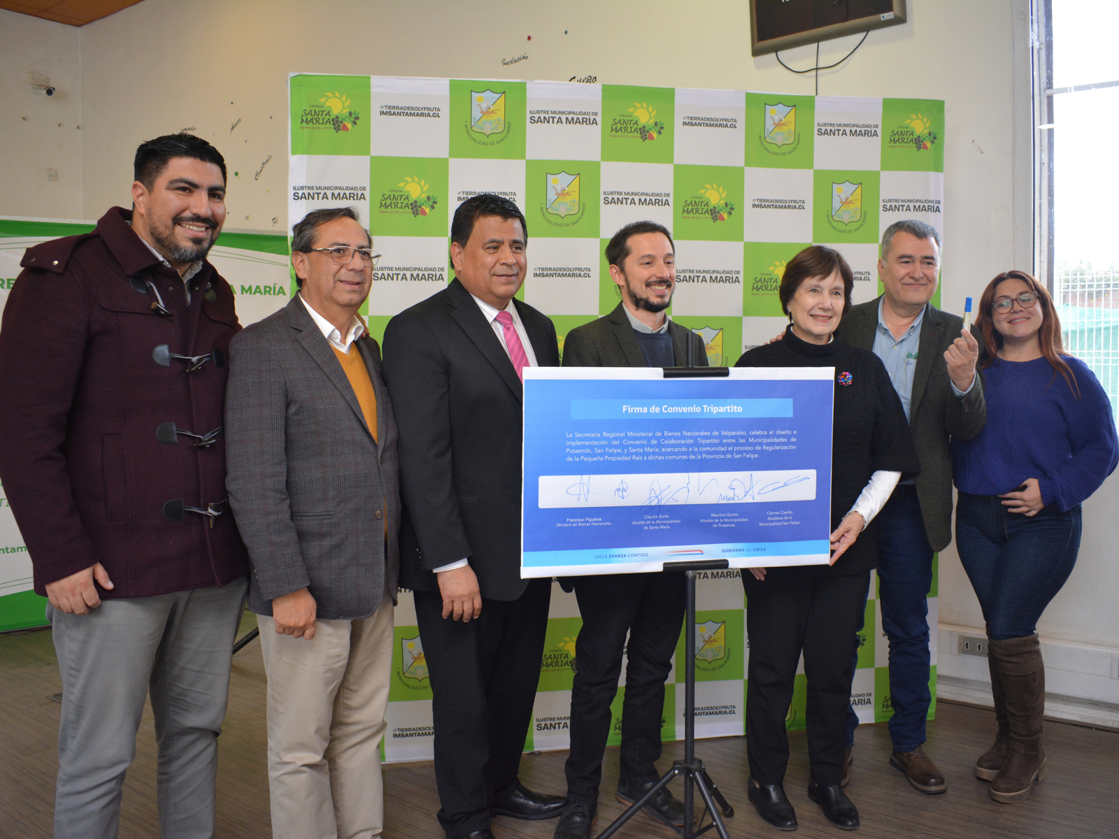 Ministro Figueroa firma convenio para facilitar la regularización de la pequeña propiedad raíz
