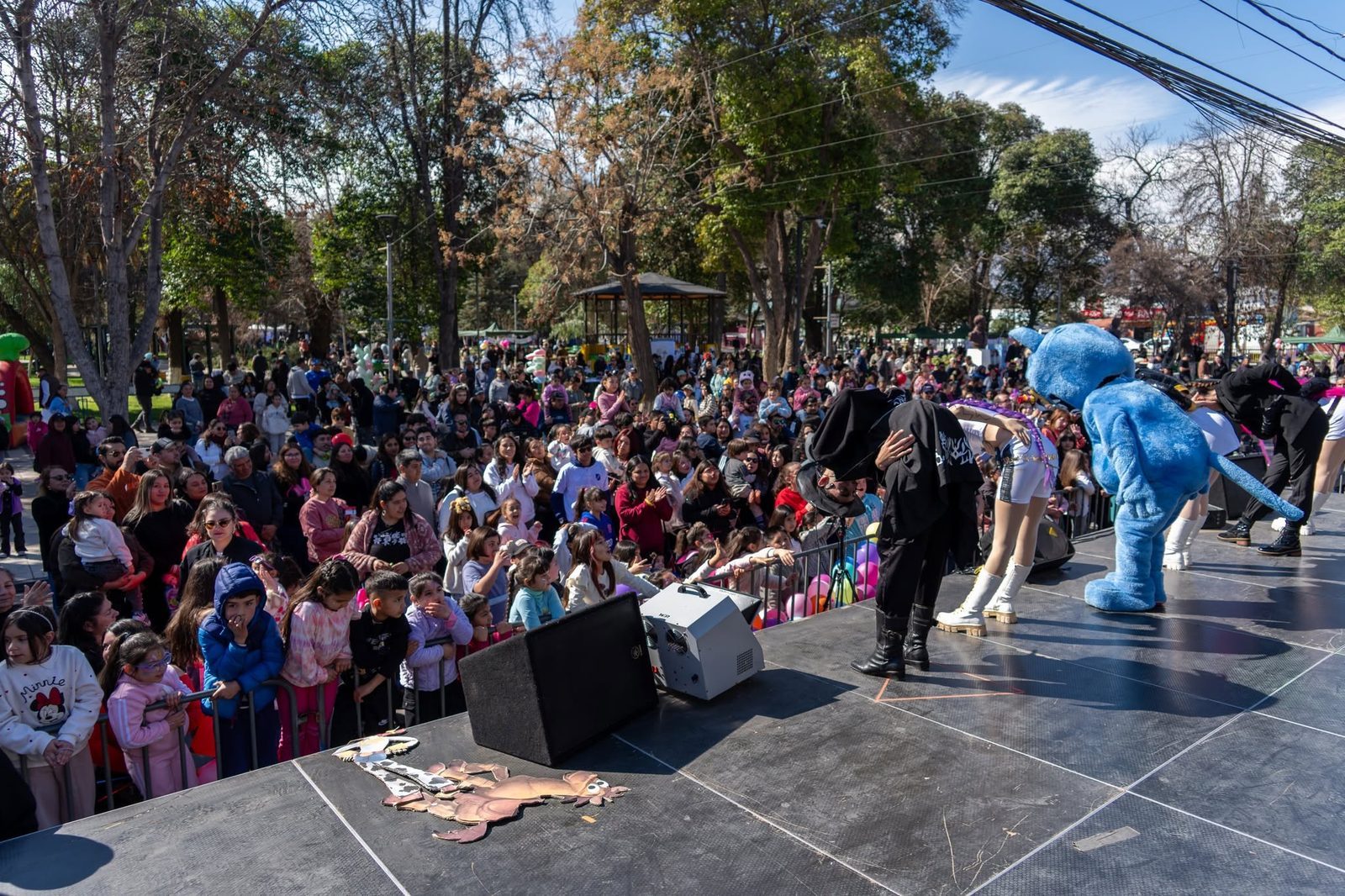 Multitudinaria asistencia marca la celebración del Dia de la Niñez w2026 en la plaza de Santa Maria.